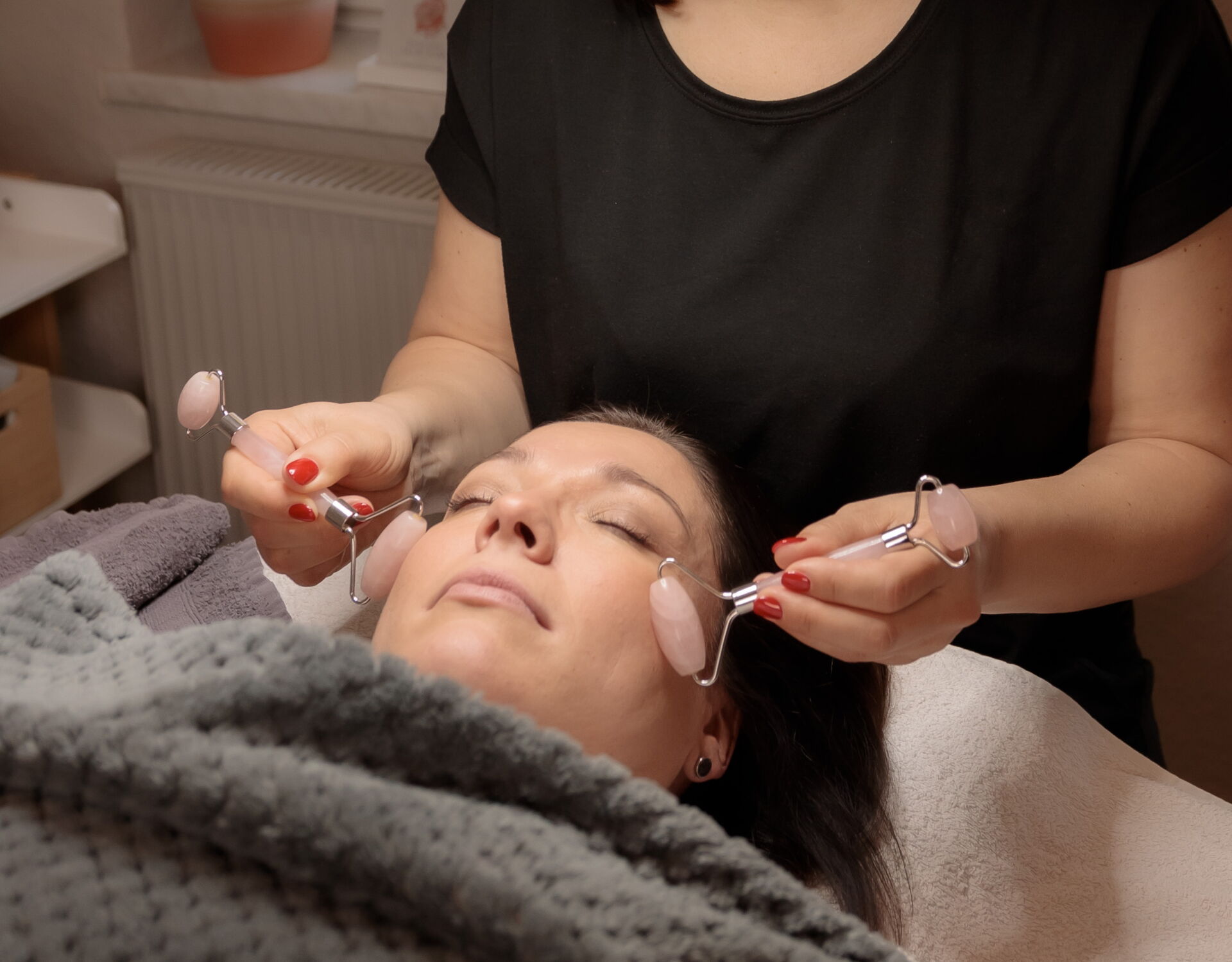 Gesichtspflege Behandlung Vital Spa
  Frau erhält Gesichtspflege mit Massage und Sanitärluft