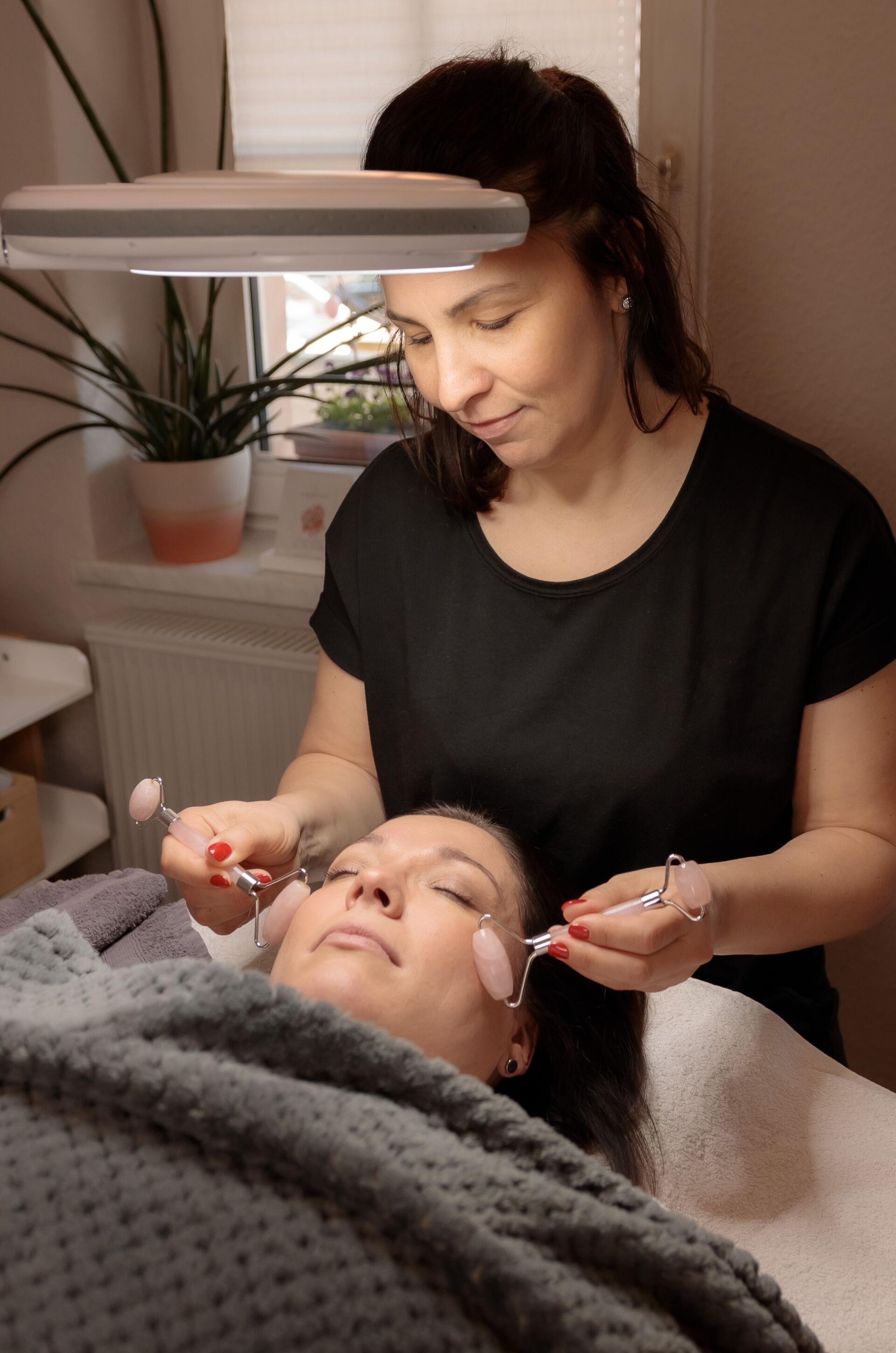 Vital Studio Gesichtsbehandlung
  Studio Vital Bautzen: Kosmetikerin bei Gesichtsbehandlung einer Kundin