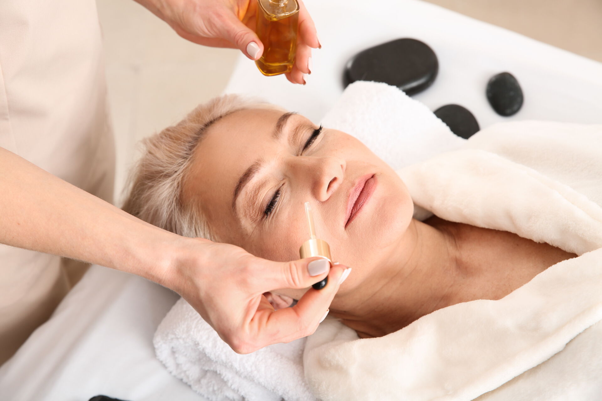 Kosmetikbehandlung für gesunde Haut
  Kosmetikbehandlung mit Pinsel und Maske im Gesicht